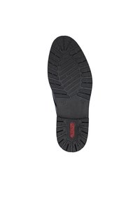 Suela de zapato de goma negra con un patrón de textura, que presenta un logo rojo y números. Construcción sólida, diseñada para ofrecer agarre y durabilidad.