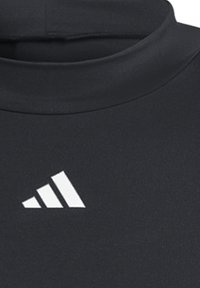 Schwarzes Sportoberteil mit hohem Kragen, aus glattem Stoff, mit einem weißen Adidas-Logo auf der linken Seite.