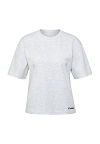 Camiseta de manga corta en gris claro, hecha de tejido texturizado y con un corte ligeramente holgado. Presenta un pequeño logo en la parte inferior izquierda.