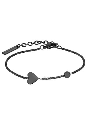 Bracelet noir avec un pendentif en forme de cœur et un pendentif circulaire sur une chaîne texturée, accompagné d'une petite étiquette rectangulaire gravée du nom de la marque.