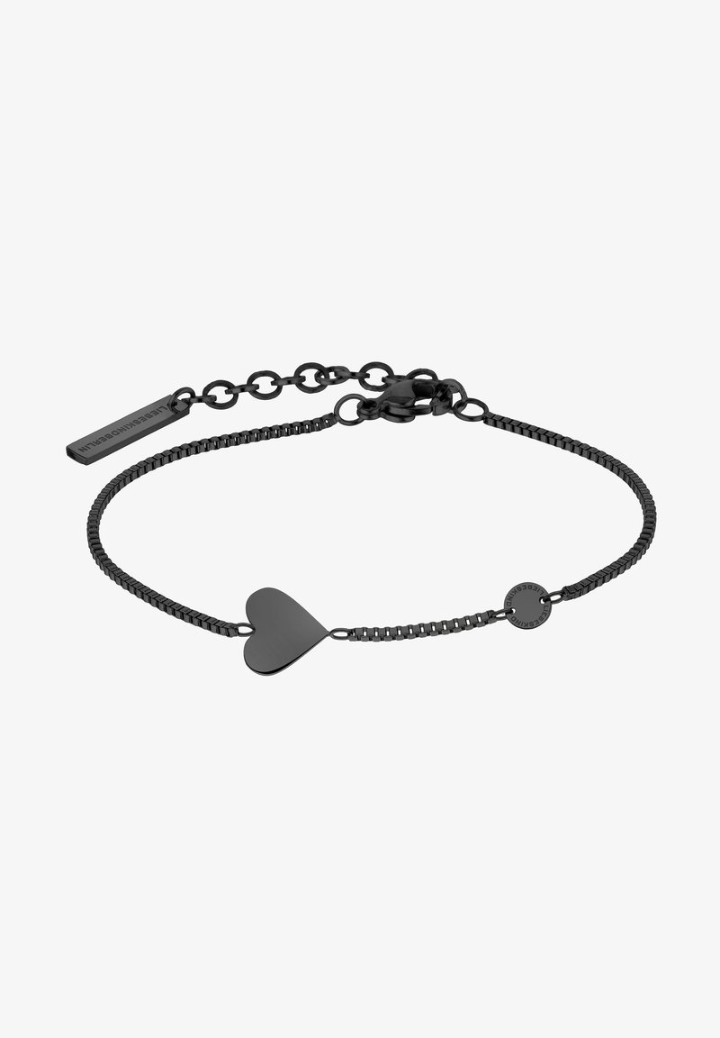 Schwarzes Armband mit einem Herz- und einem runden Anhänger an einer strukturierten Kettenverbindung, dazu ein kleines rechteckiges Etikett mit dem eingravierten Markennamen.