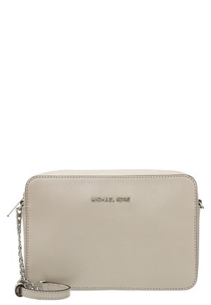 Beige Michael Kors crossbody taske med sølvkæde strop og lynlås, rektangulær form med diskret brand logo foran.