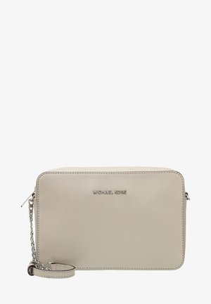 Beżowa crossbody Michael Kors z srebrnym łańcuszkiem i zamkiem błyskawicznym, prostokątny kształt z subtelnym logo marki z przodu.