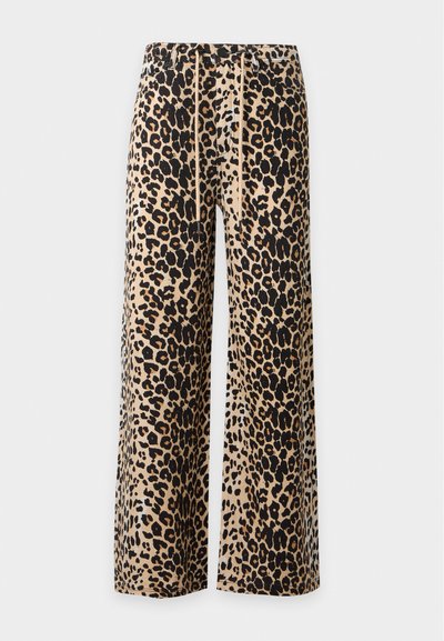 Pantalon large avec imprimé léopard beige et noir et taille à cordon sur un fond uni.