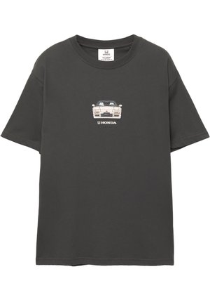 Tmavošedé tričko s predným grafickým dizajnom bieleho športového auta Honda NSX a logom Honda pod ním.