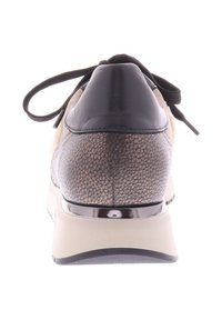 Sneaker met een gestructureerde bovenkant van bruin en zwart leer, ronde neus, vetersluiting en een lage beige zool met een glanzende accent.