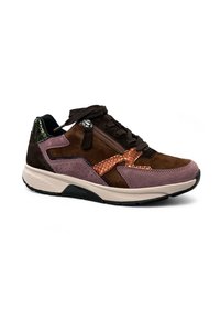 Vetersneaker met bruin en paars suède, gestructureerde accenten, een ritssluiting en een chunky witte middenzool met een zwarte buitenzool.