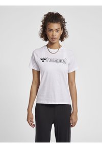 Hvid bomulds t-shirt med "hummel" logoet i sort. Kortærmede og med en afslappet pasform samt en glat tekstur. Kombineret med sorte bukser.