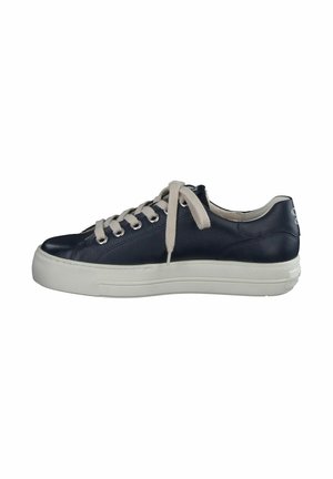 Marineblaue Leder-Sneaker mit strukturiertem Finish, kontrastierender weißer Gummisohle und beigen Schnürsenkeln. Enthält runde Ösen und Branding an der Ferse.