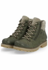 Botas de tobillo de cuero verde con cuello de lana, que presentan cordones decorativos, cremallera lateral y suela de goma texturizada para mayor agarre.