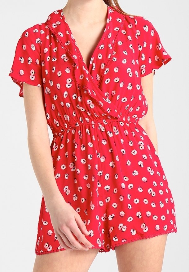 Jumpsuit floral rojo con mangas cortas, que presenta un diseño cruzado, cintura elástica, patrones de flores en blanco y negro, y dobladillo festoneado.