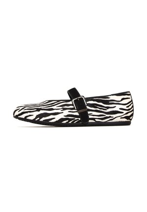Platte schoen met een zebra-patroon van stof in zwart en wit, voorzien van een zwarte band met een gesp over de wreef en een gladde neus.
