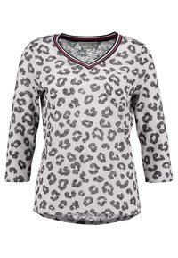Haut à manches longues gris avec un motif léopard, col en V orné d'un bord contrastant noir et bordeaux, et un ourlet arrondi.