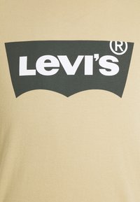 Levi's® HOUSEMARK GRAPHIC TEE - T-shirt estampada - beige/sand