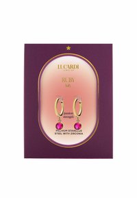 Gouden hoepel oorbellen met roze zirconia stenen. Gepresenteerd in een paarse doos met de tekst "Ruby July" en "passie kracht."