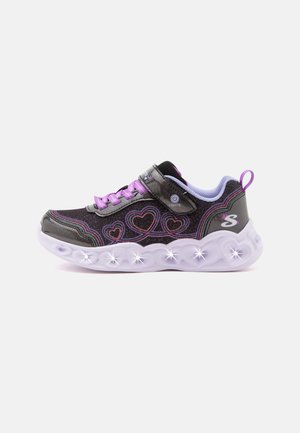 Czarne i fioletowe dziecięce sneakersy z podświetlaną białą podeszwą, wzorami serc, fioletowymi sznurowadłami oraz paskiem na rzep z napisem "lights."