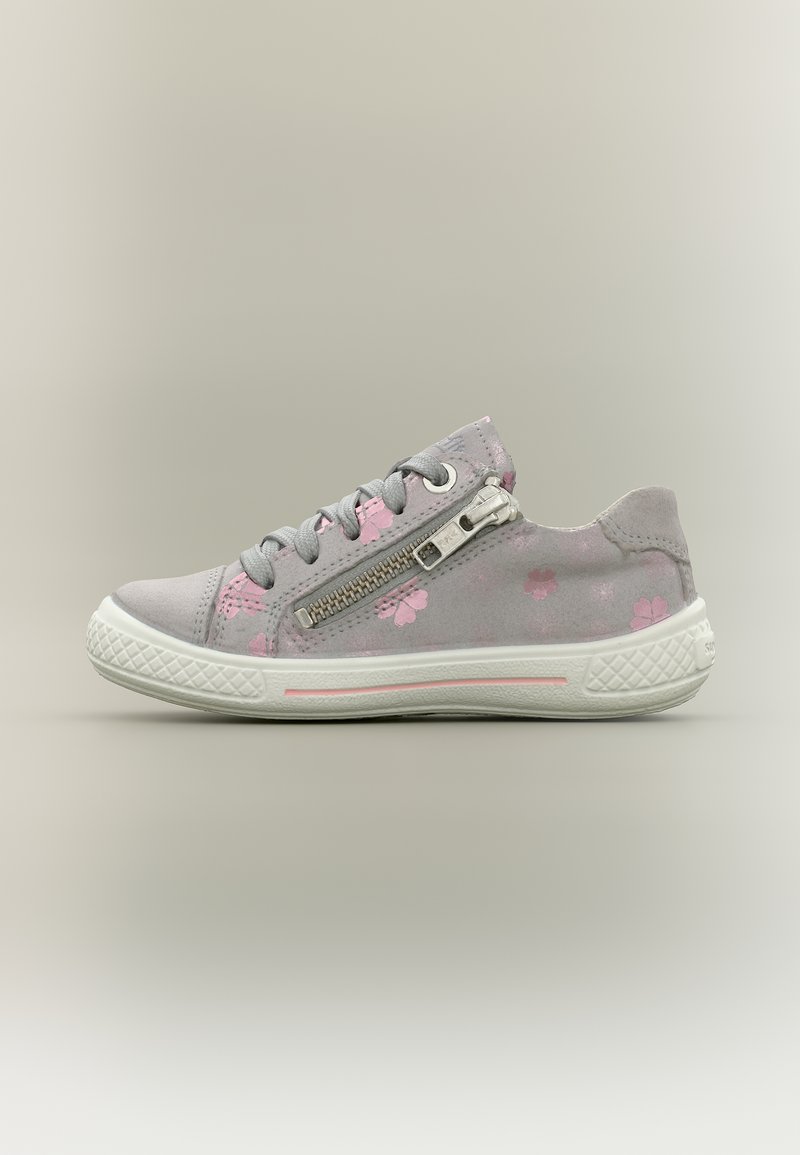 Baskets grises avec motifs de fleurs roses, lacets gris, fermeture éclair latérale, et semelle blanche texturée avec une bande rose sur fond neutre.