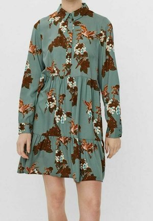 Sukienka z długim rękawem w kolorze morskim z kołnierzykiem, zdobiona wzorami kwiatów i ptaków w odcieniach brązu i bieli, z zapięciem na guziki z przodu oraz rozkloszowanym dołem.
