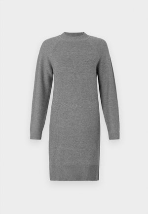 Abito in maglia grigio a maniche lunghe, lungo fino al ginocchio, con colletto, polsini e orlo a costine su sfondo bianco.