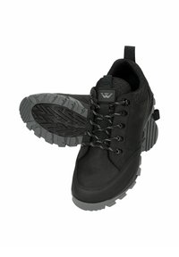 Černé venkovní boty se hladkým svrškem, kulatými tkaničkami, texturovanou podrážkou a poutkem na patě pro snadný přístup.