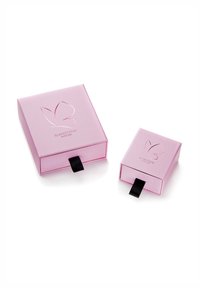 Rosa præsentationsæsker i to størrelser med et sommerfugledesign og logo præget med skinnende detaljer. Medfølger sorte bånd til at trække i.