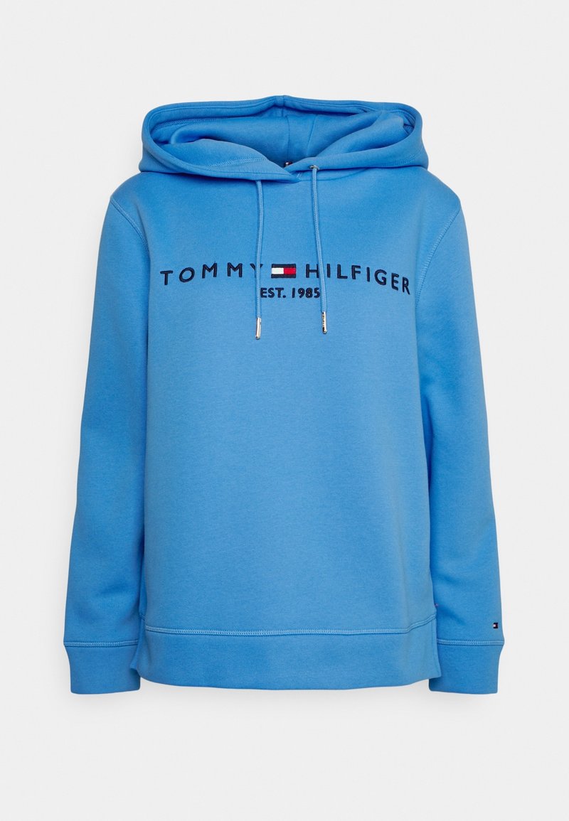 Felpa blu con logo frontale "Tommy Hilfiger Est. 1985" e cordini, caratterizzata dall'emblema della bandiera rossa, bianca e blu del marchio.