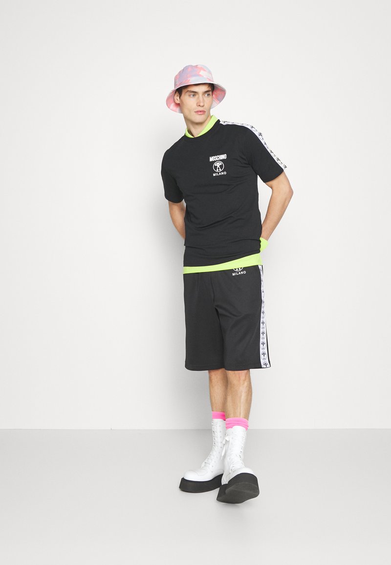 Herren T-shirts & Polos | MOSCHINO Shorts black/schwarz - MW54598 Herren T-shirts & Polos | MOSCHINO Shorts black/schwarz - MW54598