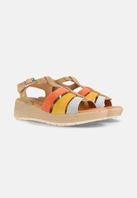 Sandalias de cuña de colores brillantes con tiras de ante naranja, amarillo y azul, detalles de cuero en tono marrón y una suela intermedia gruesa de tejido.