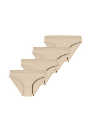Cztery beżowe, bezszwowe damskie majtki w stylu hipster, ułożone diagonalnie na białym tle.