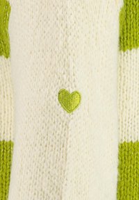 Maglione in maglia con righe bianche e verdi, caratterizzato da un piccolo dettaglio a forma di cuore verde. Tessuto testurizzato con un aspetto morbido.