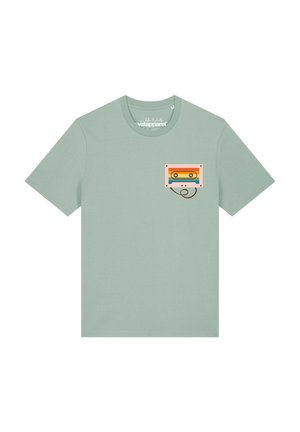 Hellgrünes T-Shirt mit kurzen Ärmeln und einer kleinen bunten Kassettengrafik auf der linken Brustseite sowie einem lockeren Tonbanddetail.