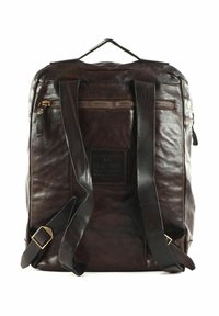 Zaino in pelle marrone con finitura texture, dotato di spallacci regolabili, tasca frontale con zip e una toppa in pelle con logo.