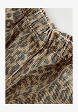 A leopárd mintás szövet bézs és barna árnyalatok keverékét tartalmazza, és rakott derékrésszel rendelkezik. A textúra puha, farmerhez hasonló megjelenésű.