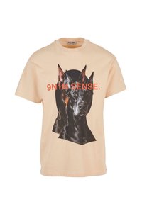 Beige kokvilnas T-kreklis ar melna Dobermana suņa grafiku un tekstu "9N1M SENSE" treknā oranžā krāsā. Brīvā piegriezumā, īsām piedurknēm.