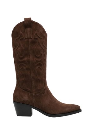 Botte de cowboy en daim marron avec coutures décoratives, hauteur mi-mollet, bout pointu, languette de tirage et talon bloc empilé.
