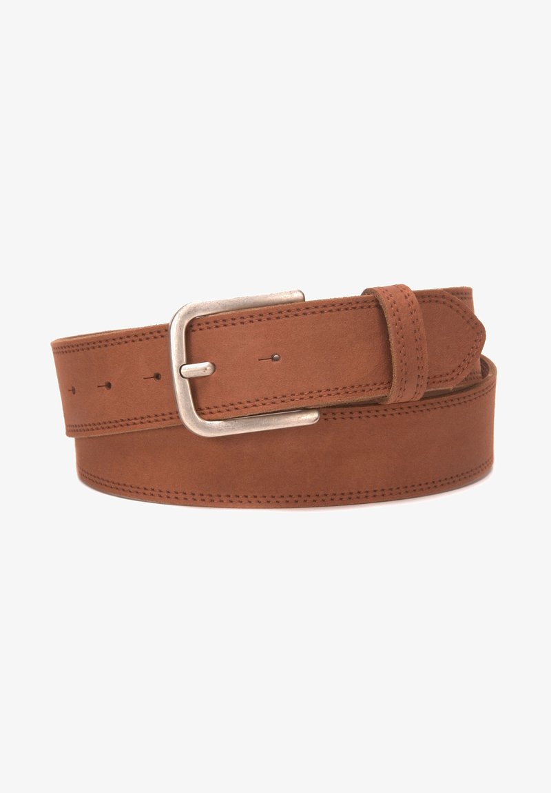 Ceinture en cuir marron avec boucle rectangulaire argentée, plusieurs trous et bords cousus, enroulée sur un fond blanc.
