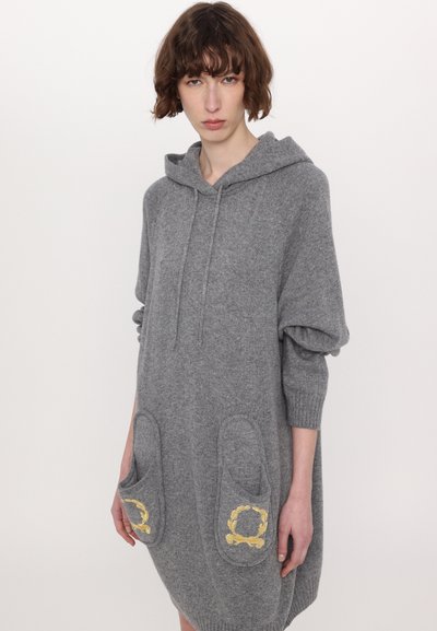 Rochie cu hanorac supradimensionată de culoare gri, din material tricotat. Dispune de două buzunare mari cu accente brodate galbene. Manșete ribbed și croială relaxată.