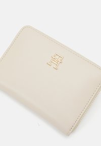 Tommy Hilfiger CHIC - Peňaženka - classic beige