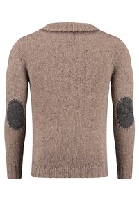 Brauner Strickpullover mit strukturiertem Finish, ausgestattet mit einem gerippten Kragen und Bündchen sowie schwarzen Ellbogenpatches. Die Rückansicht zeigt die volle Ärmellänge.