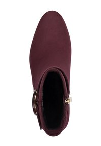 Stivaletto borgogna in morbido suede con una texture liscia, punta appuntita e un accento in metallo dorato sul lato.