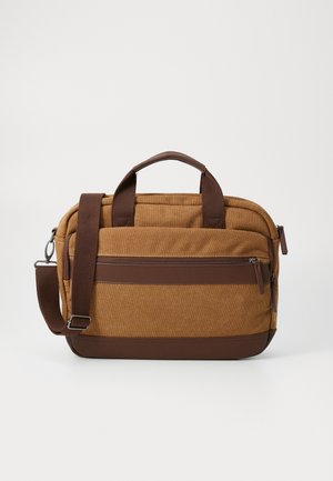 Bruine canvas tas met een gestructureerde buitenkant, donkerbruine accenten, dubbele handvatten, een verstelbare schouderband en een voorvak met rits.