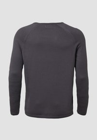 Koszula z długim rękawem w ciemnoszarym kolorze, wykonana z miękkiej tkaniny. Posiada okrągły dekolt, prążkowaną teksturę oraz rękawy raglanowe bez widocznych elementów zapięcia.