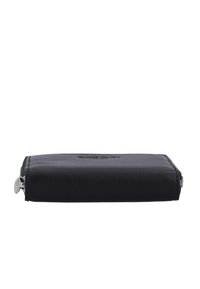 Zwarte rechthoekige portemonnee met ritssluiting, gesloten, gemaakt van glad leer met zichtbare stiksels en zilverkleurige ritstrekkers aan beide zijden.