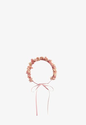 Fascia floreale rosa con piccoli fiori raggruppati e lunghi nastri legati a fiocco sul retro, su sfondo bianco.