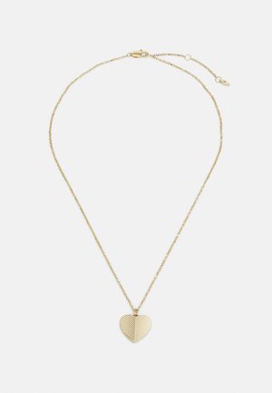 Collana in tonalità oro con un pendente a forma di cuore caratterizzato da un design texturizzato e a righe. La catena è delicata e presenta una chiusura a moschettone.