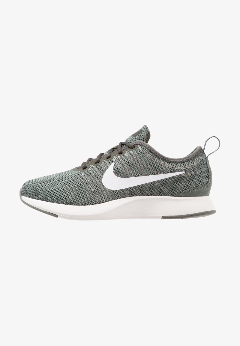 Chaussure de running Nike en maille grise avec logo swoosh blanc, semelle blanche et languette au talon, vue de profil.
