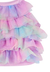 Gonna in tulle stratificata dai colori pastello, con volant viola, blu e rosa. Il tessuto ha una consistenza morbida con sottili riflessi di glitter.