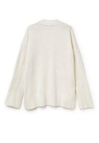 Weißer Strickpullover mit geripptem Saum und Bündchen, entspannt geschnitten und mit überschnittenen Schultern. Weiche Textur mit minimalen Details.