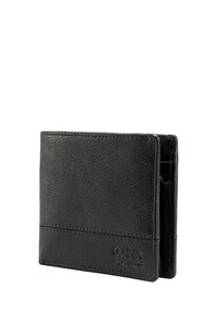 Czarny skórzany portfel o teksturowanym wykończeniu, w formacie bi-fold, z widocznym przeszyciem oraz wytłoczonym logo z przodu.