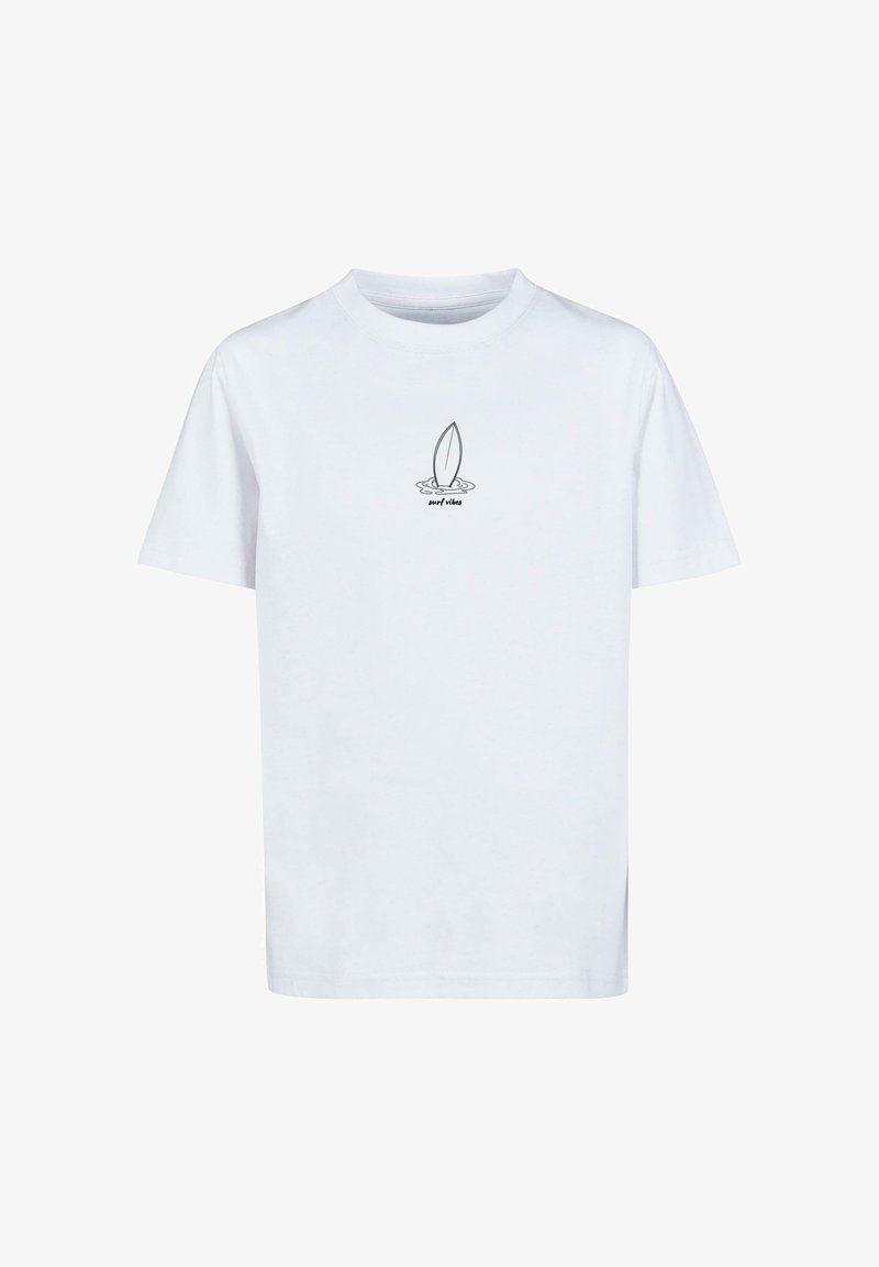Weißes Baumwoll-T-Shirt mit kurzen Ärmeln. Auf der Brust befindet sich ein schwarzes Grafikdesign eines Surfboards über dem stilisierten Text "surf vibes".